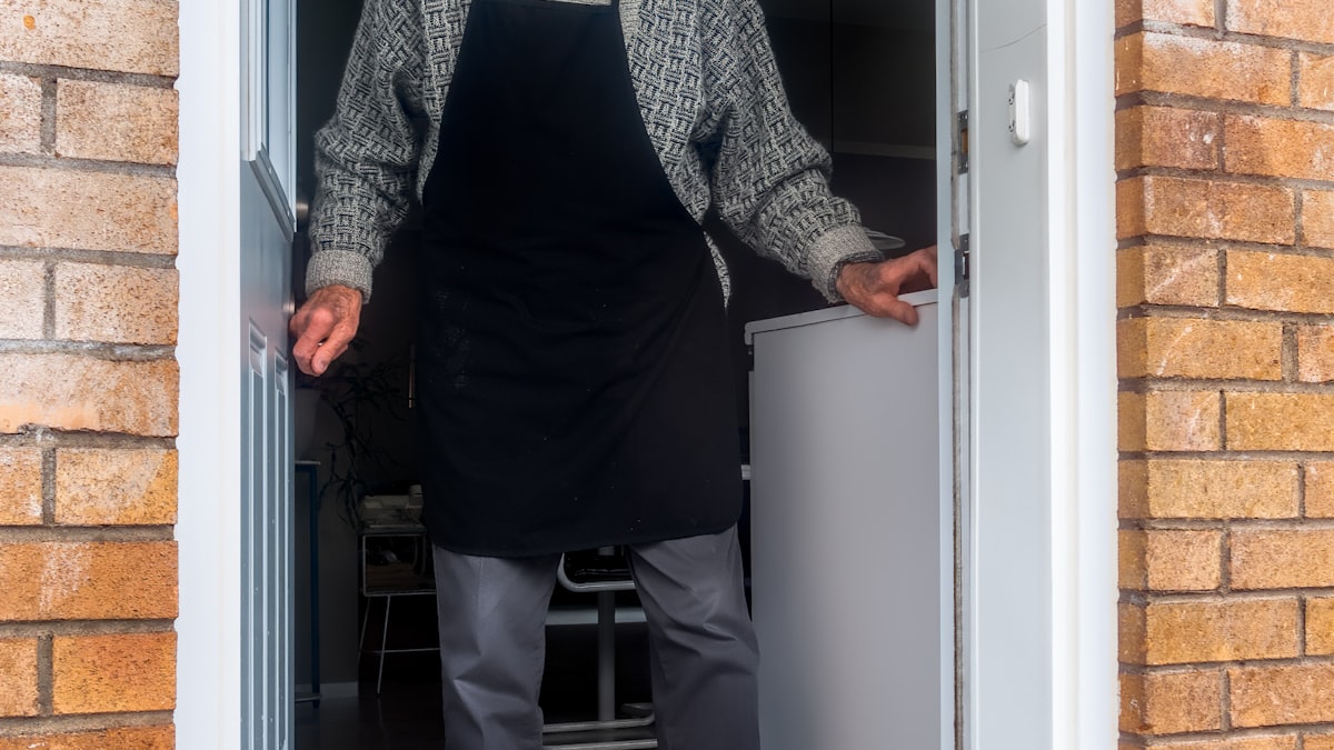 Ouvrier senior au travail dans un atelier industriel