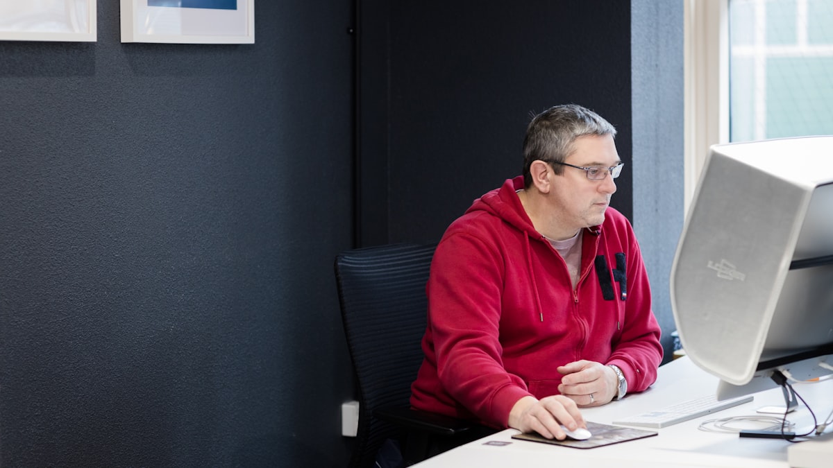 Homme senior travaillant sur ordinateur à son bureau