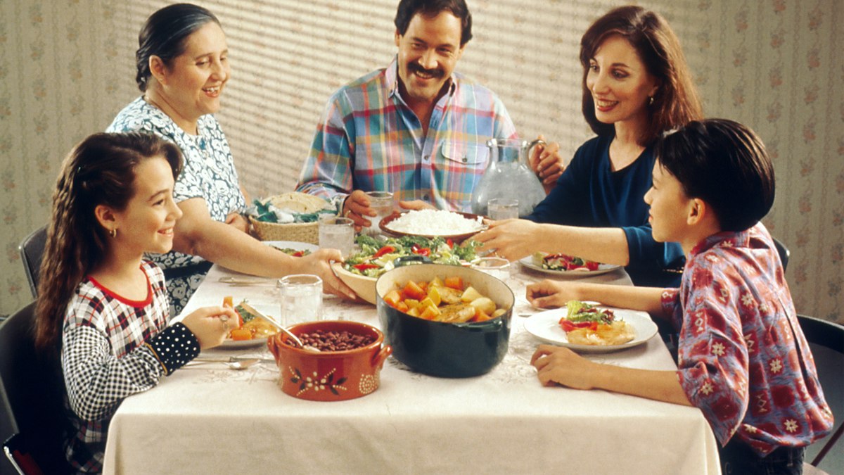 Famille réunie sur trois générations autour d'un repas