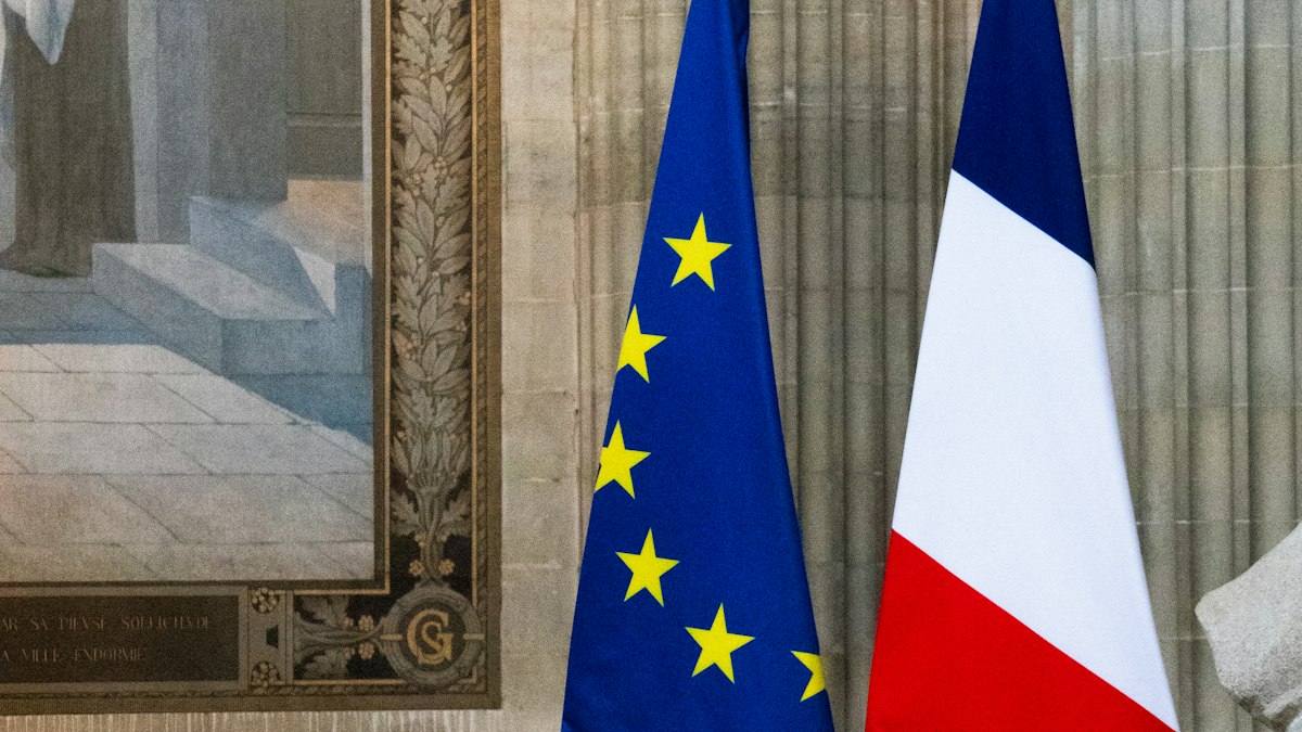 Drapeaux français et européen dans un bâtiment officiel